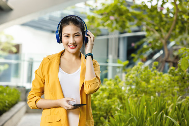 在公园使用手机的亚洲女商人图片下载