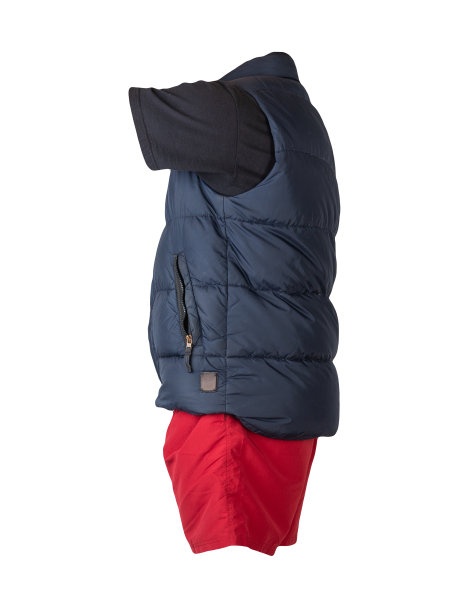 无袖夹克，t恤和运动短裤孤立在白色背景。凉爽天气的有效衣物图片下载