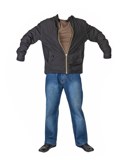 深蓝色牛仔裤，毛衣，带兜帽的夹克和白色背景的黑色皮鞋。随意的风格图片下载