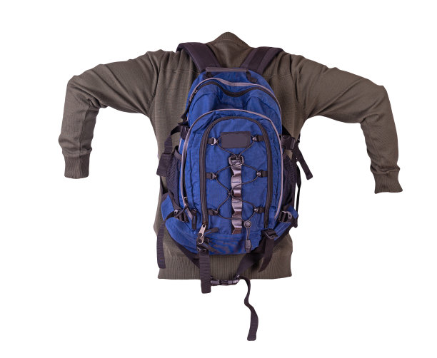 黑色背包，红色夹克，白色背景。图片下载