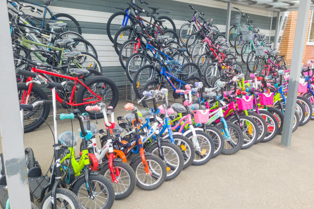 自行车店，一排排的新自行车图片下载