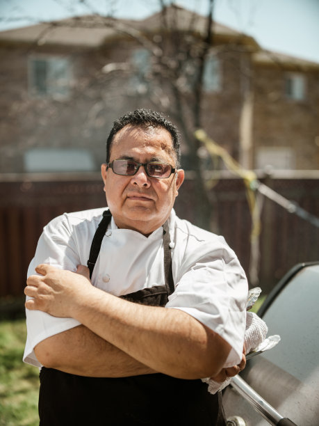 成熟的拉丁厨师在后院摆姿势图片下载