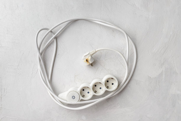 家用电源插座短路后烧断，灰色混凝土背景。图片下载