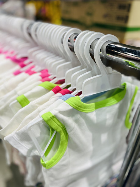 ฺ婴儿衣服挂在衣架上图片下载