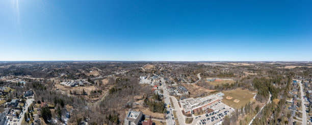 鸟瞰图克莱恩堡镇和伊斯灵顿大道，沃恩，加拿大图片下载