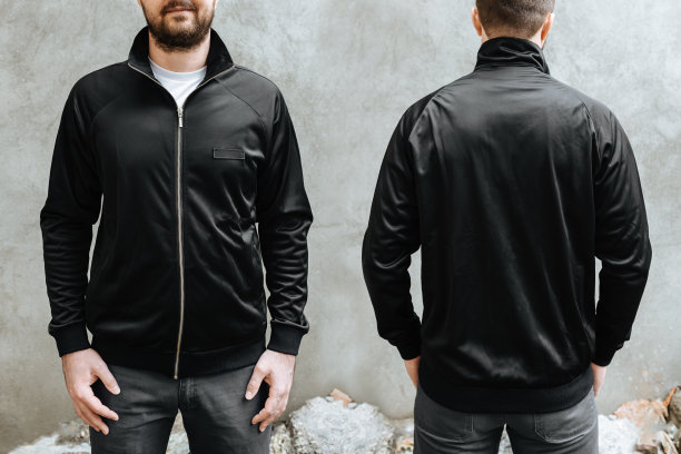 一个穿白色t恤的男人图片下载