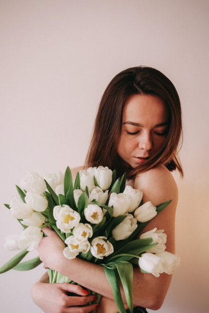 一个拿着郁金香花的漂亮女人图片下载