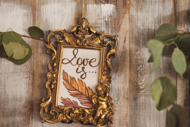 装饰程式化的复古框架和桉树在婚礼招待会。新婚夫妇餐桌的背景。图片下载