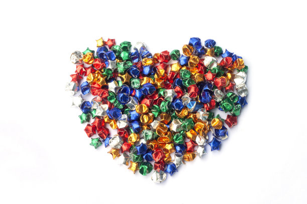 把彩色的纸折成星形，再把它整理成心形。图片下载