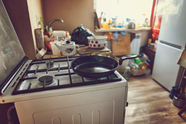 在村里的老厨房里做肉馅煎饼图片下载