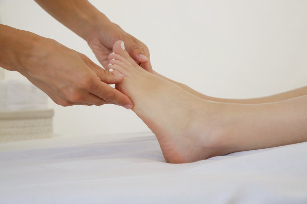 年轻女人在美容院享受足部按摩图片下载