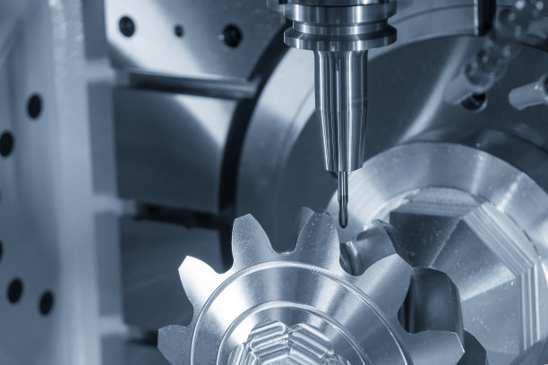 五轴数控铣床切割金属齿轮特写图片下载
