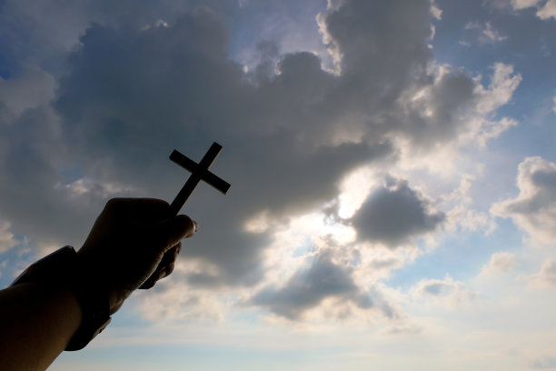 手持木十字架图片下载