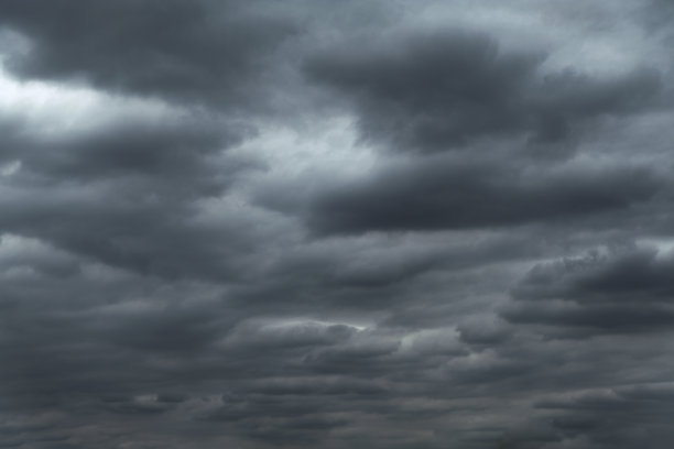 天空乌云密布，暴风雨和大雨即将来临。多雨的季节。乌云的天空。图片下载