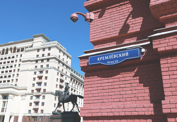 街道名称标志“克里姆林宫通道”(Kremlevsky proezd)。图片下载