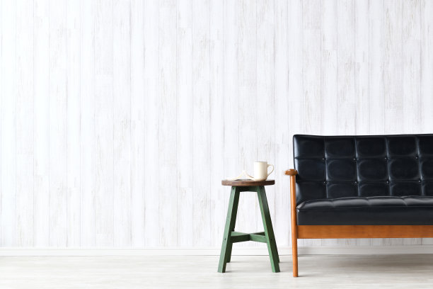 客厅的边桌和沙发上放着书和咖啡杯图片下载