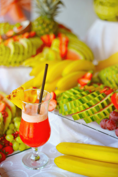 装满热带水果的玻璃杯中的水果鸡尾酒图片下载