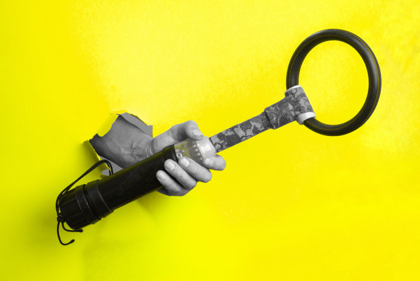 现代水下金属探测器手穿过黄色的纸图片下载