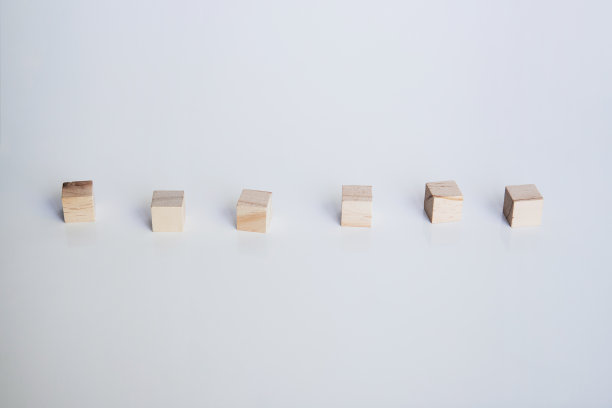 木制立方体水平排列在白色背景与反射。概念性和象征性形象。本空间图片下载