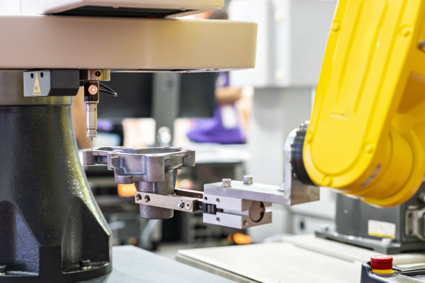 工业制造过程中，使用机器人手臂和自动夹具夹持精密发动机零件的自动坐标测量机（CMM）图片下载