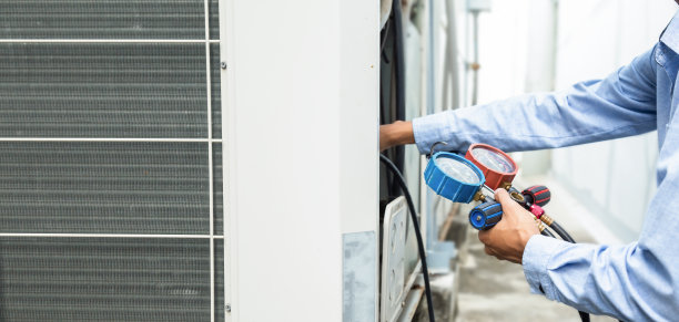 空气维修技师使用测量设备灌装工业工厂的空调和检查维修室外空压机。图片下载