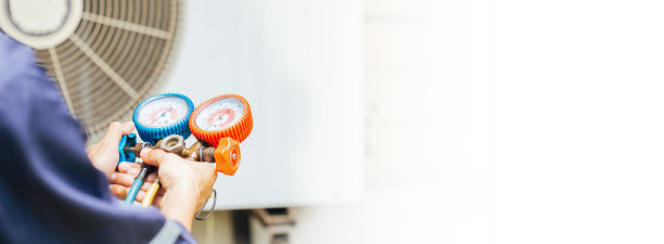 空调技术员和准备安装新空调的一部分。图片下载