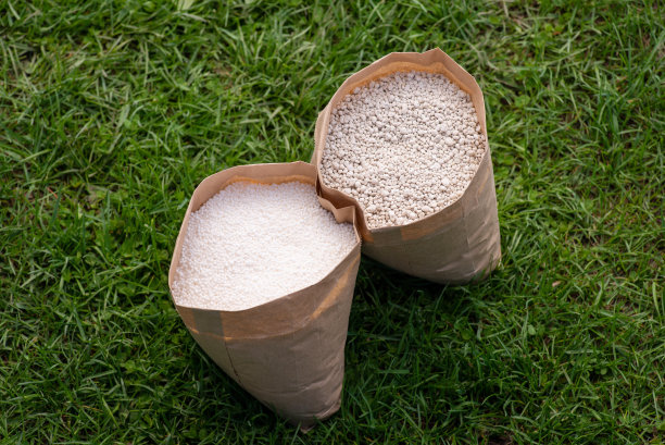 两袋肥料放在草地上图片下载