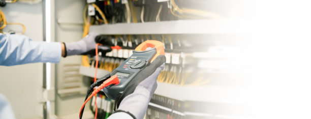 电气工程师测试保护继电器上的电气装置和接线，用万用表测量。图片下载