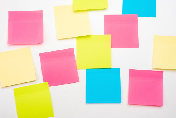 白色背景上的空白贴纸。模拟粘贴便签纸。在白色公告板上做笔记的空纸。讨论业务，团队合作，头脑风暴概念图片下载