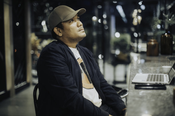 印度人坐在咖啡馆里工作图片下载