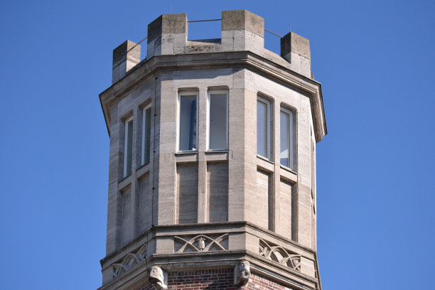 科隆市政厅的塔楼上有许多尖塔图片下载