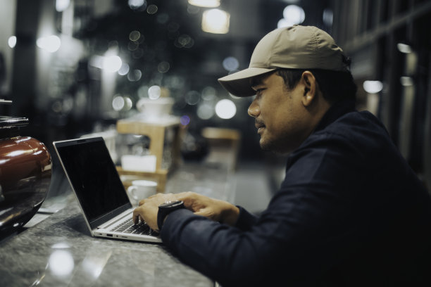 印度人坐在咖啡馆里工作图片下载