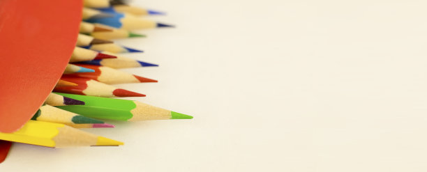 白色背景上明亮的多色铅笔。图片下载