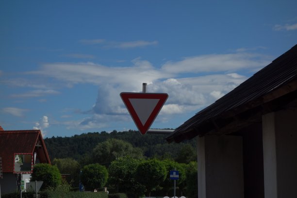 让路或让路的交通标志图片下载