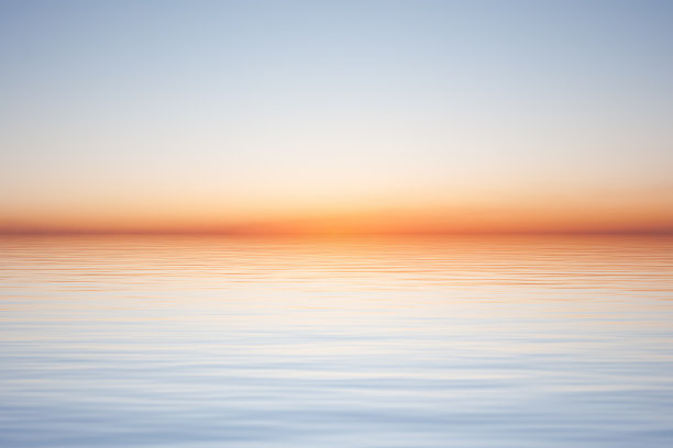 清澈的早晨，碧蓝的天空覆盖着水面上的波浪图片下载