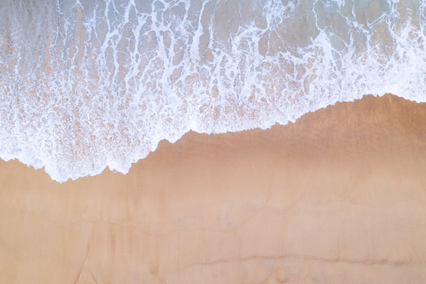 夏日清晨美丽的热带海洋图片由航拍无人机拍摄，高角度视图自上而下的海浪图片下载