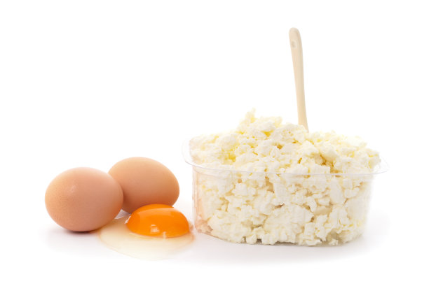 一堆白干酪和鸡蛋。图片下载