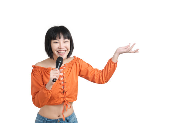 年轻的亚洲女性通过麦克风与她的观众交谈，孤立。图片下载