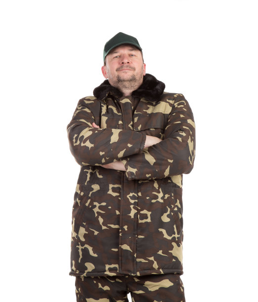 一个穿着迷彩冬季夹克的工人。图片下载