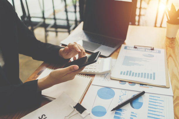 业务流程的照片。客户经理使用手机。打字现代智能手机屏幕。水平的。图片下载