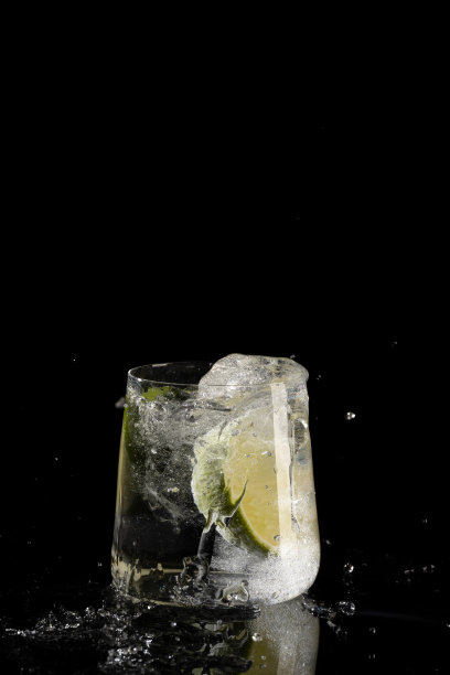 莫吉托鸡尾酒的黑色背景与反射图片下载