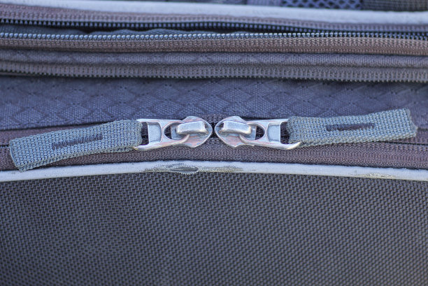 灰色布料上有两条白色金属拉链图片下载