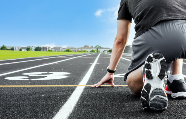 男子运动员处于准备状态，准备跑步图片下载