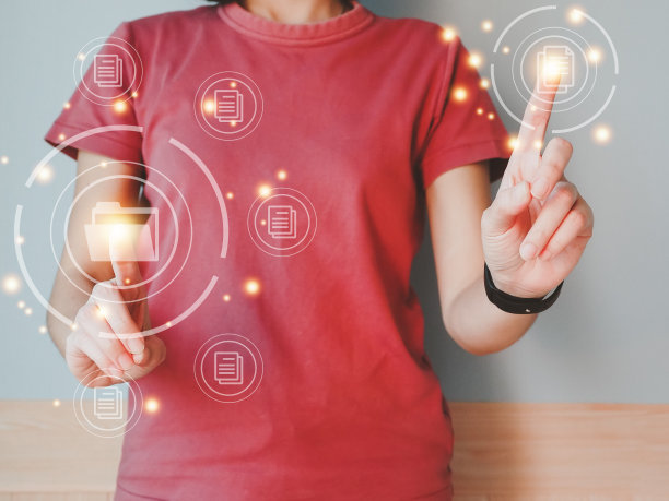 一名年轻女子使用在线文档数据库文档管理系统。图片下载