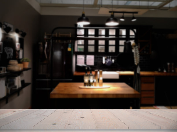 现代奢华厨房黑色金色色调与木制桌面空间图片下载