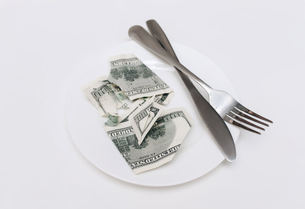 餐盘上的撕毁百元美钞图片下载