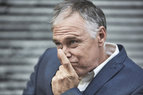 灰白头发的白人男性肖像图片下载