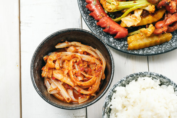 白色的木桌上放着中餐图片下载