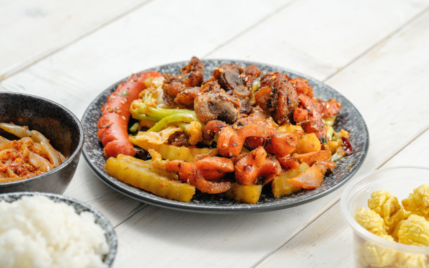 白色的木桌上放着中餐图片下载