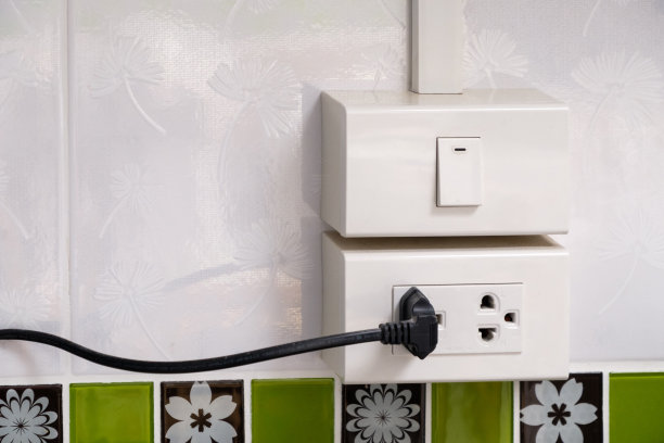 瓷砖墙上的白色插座和冰箱插座。图片下载